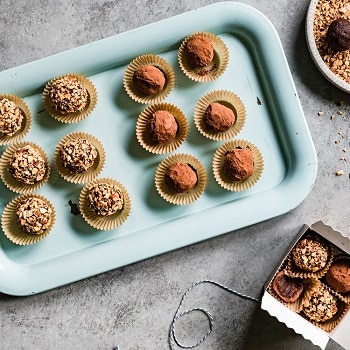 Finished product of the cocoa almond truffles