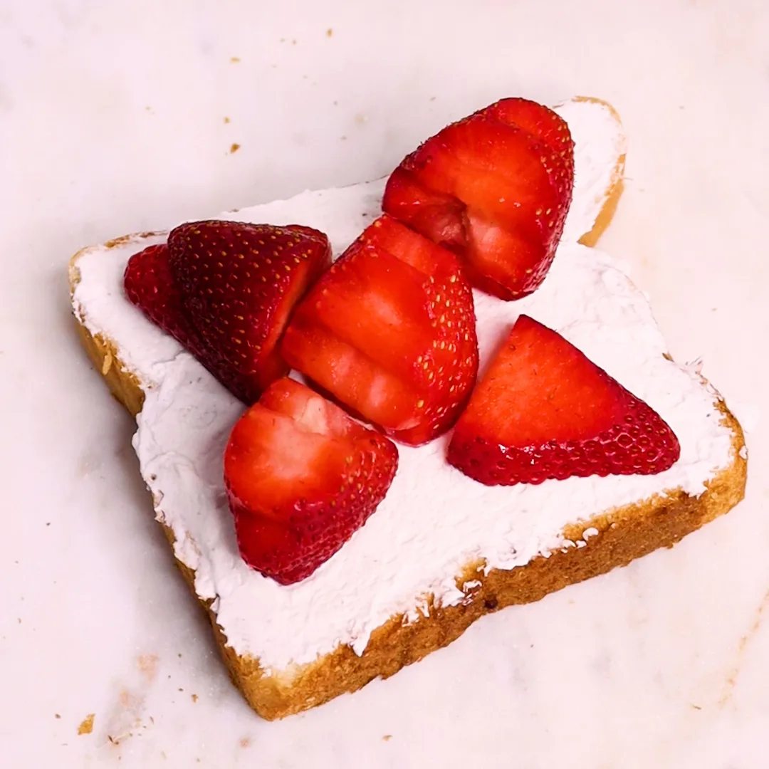 How to Make a Japanese Fruit Sandwich with Vanilla Whipped Cream