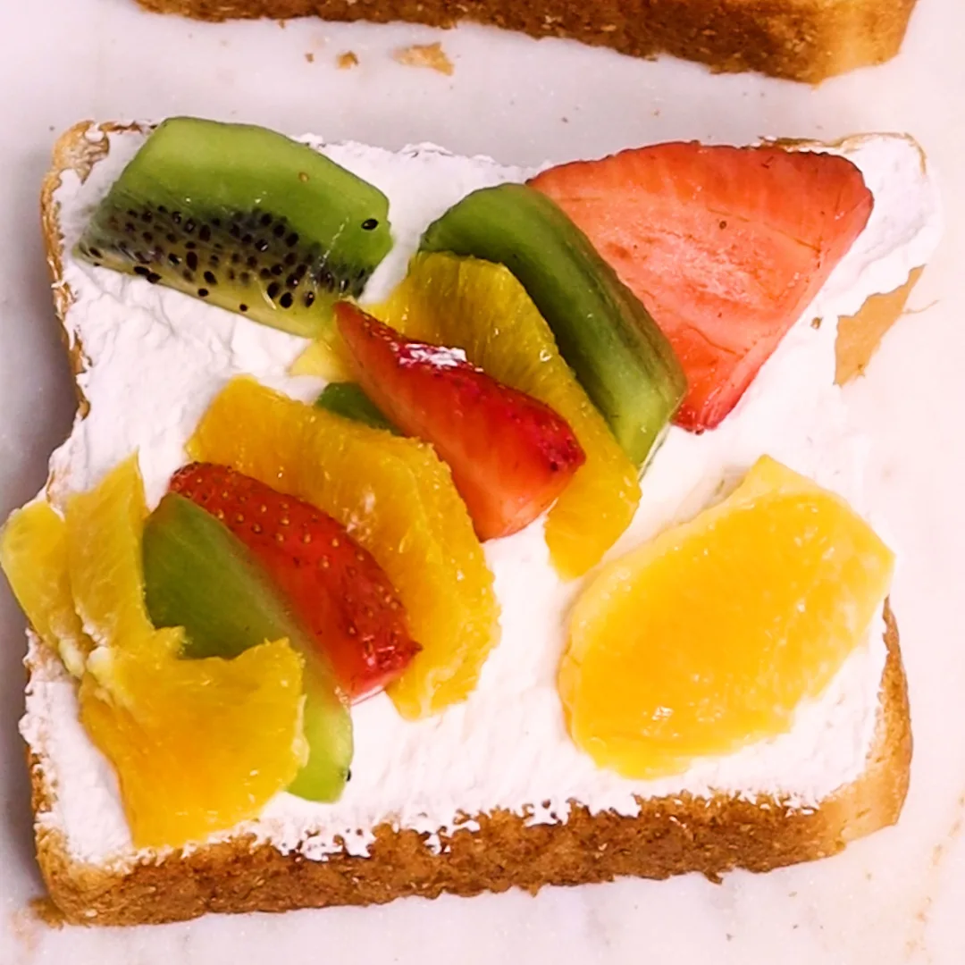 How to Make a Japanese Fruit Sandwich with Vanilla Whipped Cream